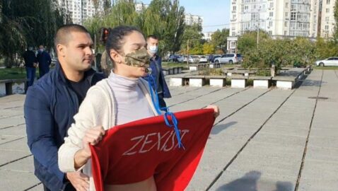 Суд наказал активистку Femen, которая обнажилась перед Зеленским