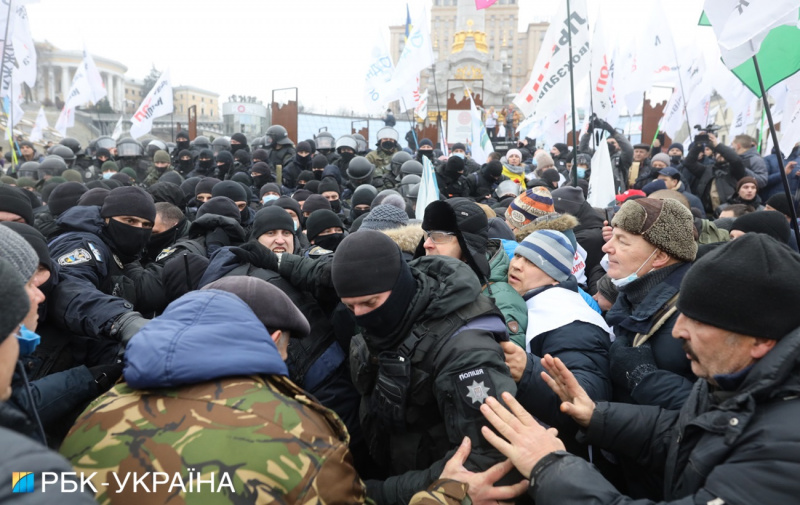 На Майдане произошли столкновения митингующих с полицией - 8 - изображение