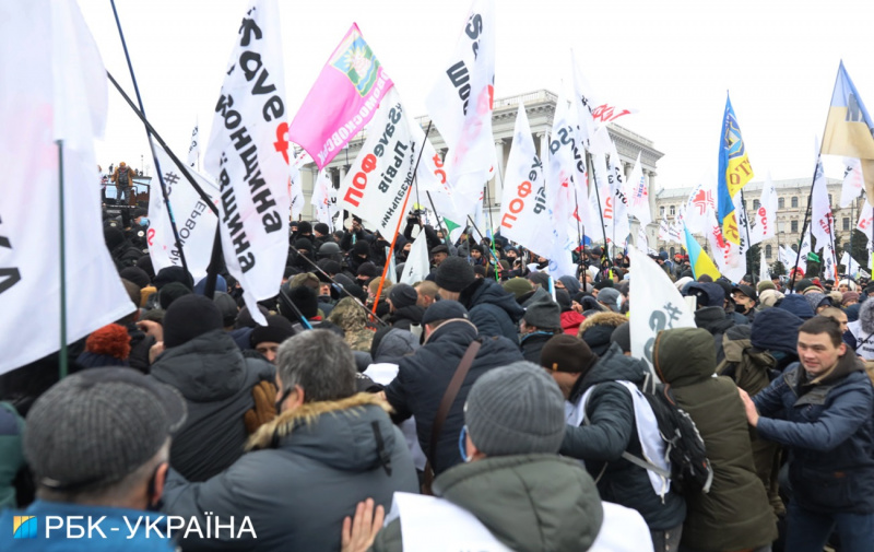 На Майдане произошли столкновения митингующих с полицией - 7 - изображение
