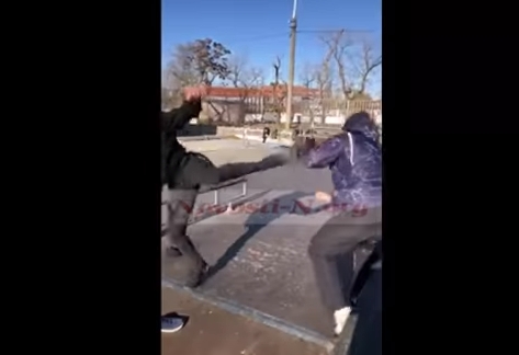 В скейтпарке Николаева мужчина стрелял в подростка (видео)