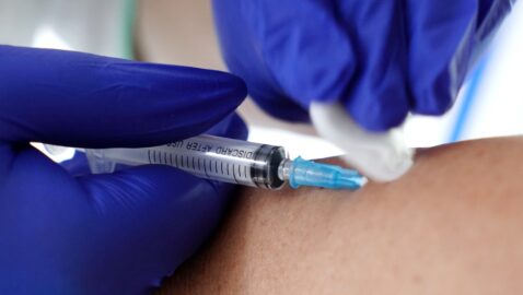 У США медика госпіталізували після вакцинації від COVID-19 — NYT