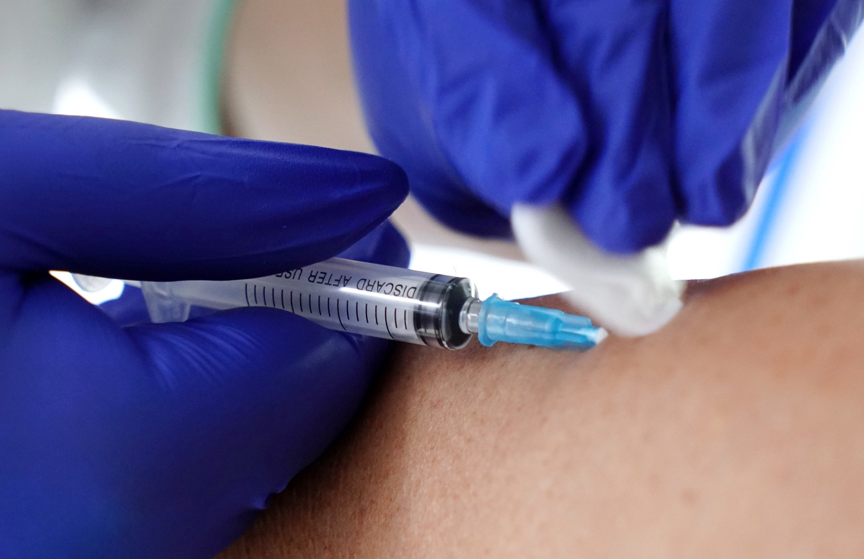 В США медика госпитализировали после вакцинации от COVID-19 — NYT