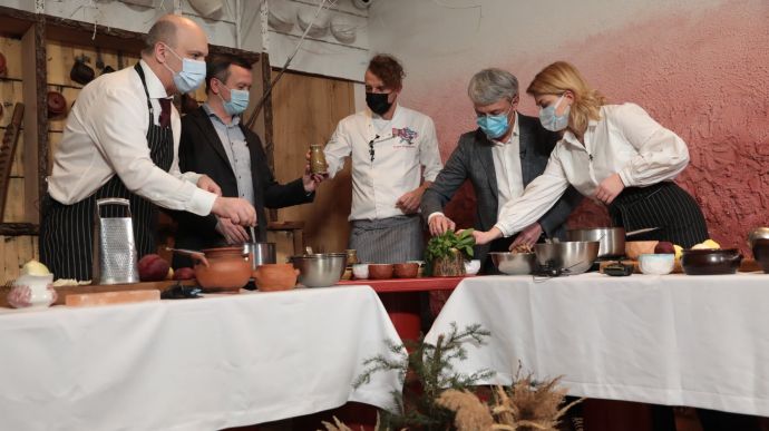 Министры устроили «борщ-баттл» и выбрали самое вкусное блюдо