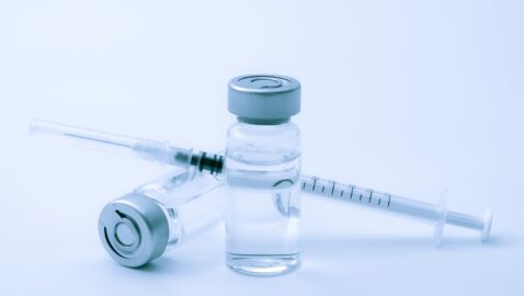 У ЄС офіційно дозволили першу вакцину від коронавірусу