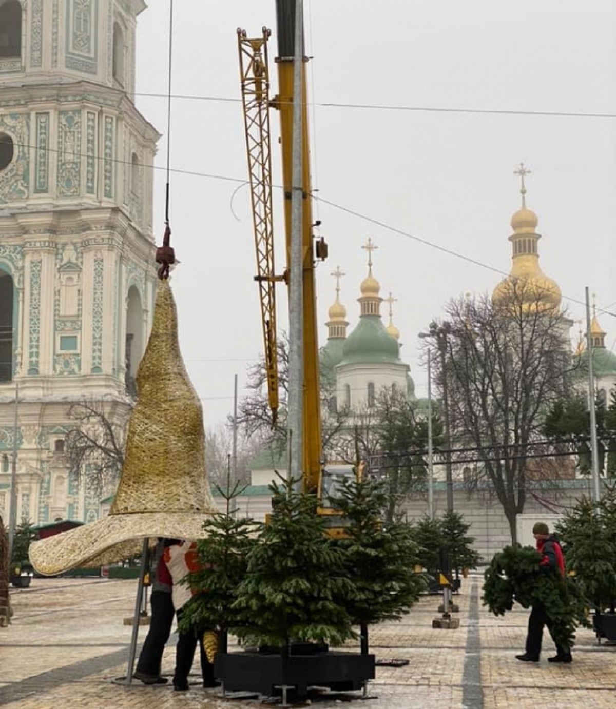 С главной елки Киева сняли шляпу