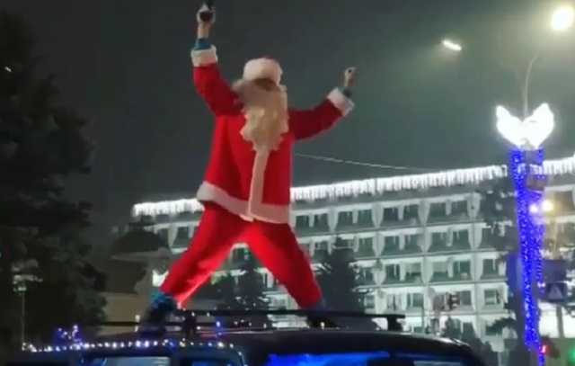 В Черкассах Дед Мороз залез на крышу автомобиля и открыл стрельбу из пистолета (видео)