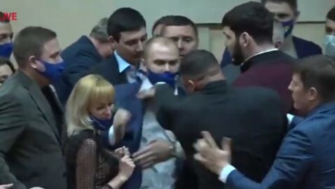 В Одесском облсовете депутаты подрались из-за попыток блокирования трибуны (видео)