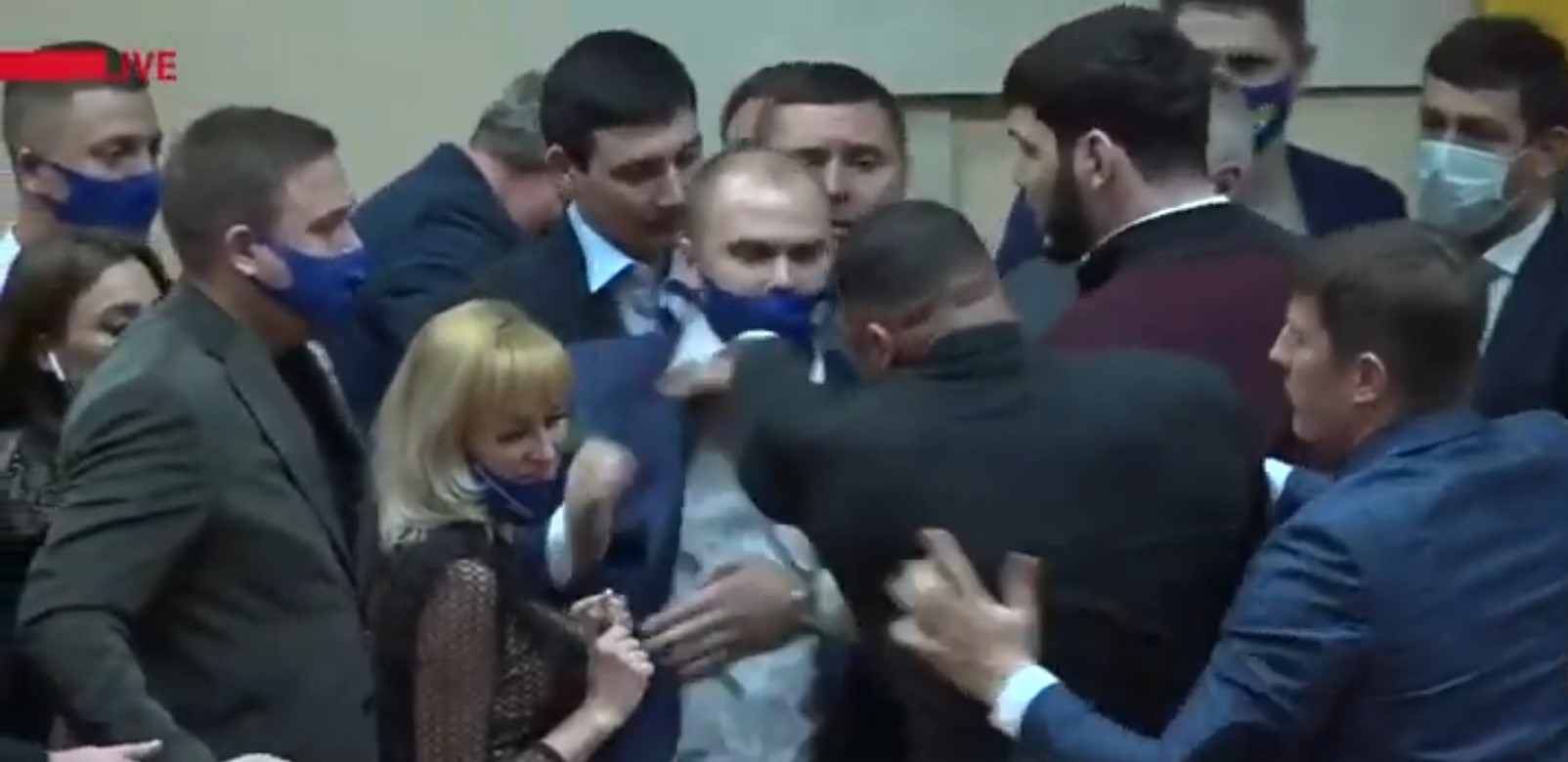 В Одеській облраді депутати побилися через спроби блокування трибуни (відео)