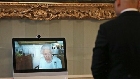 Елизавета II впервые провела виртуальную аудиенцию