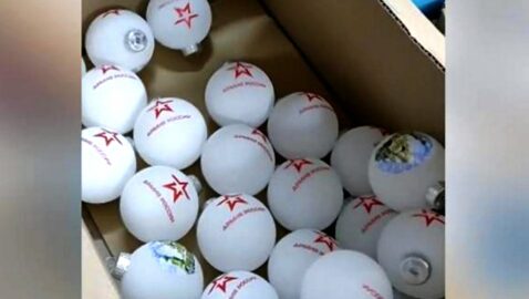 АТОшники приехали на фабрику ёлочных игрушек, которая выпускала шары с символикой армии РФ (видео)