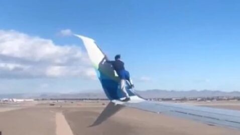 В Лас-Вегасе мужчина упал с крыла пассажирского самолета (видео)