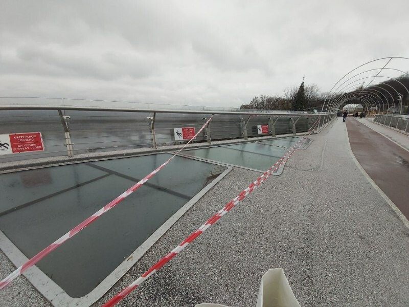 На «мосту Кличко» снова повредили стекло