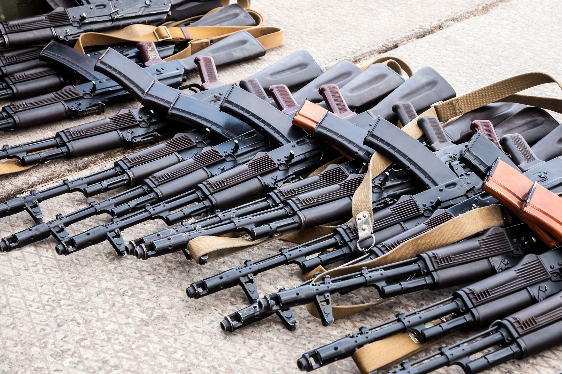 СНБО планирует массово раздать украинцам оружие для хранения дома