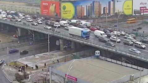 З’явилося відео падіння стовпів на Шулявському мосту