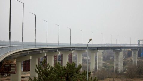 С моста, который вчера открыл Зеленский, спрыгнул и насмерть разбился мужчина