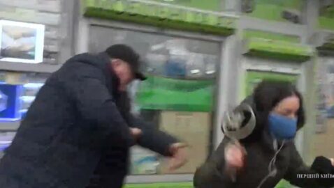 В Киеве неизвестный напал на журналистку Kyiv Live и упал в лужу (видео)