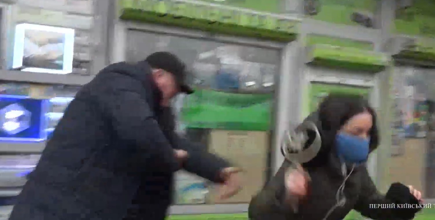 У Києві невідомий напав на журналістку Kyiv Live і впав в калюжу (відео)