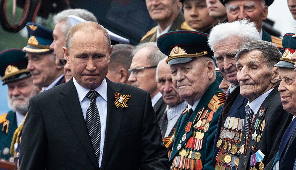 В Новомосковске организация ветеранов раздает медали от Путина