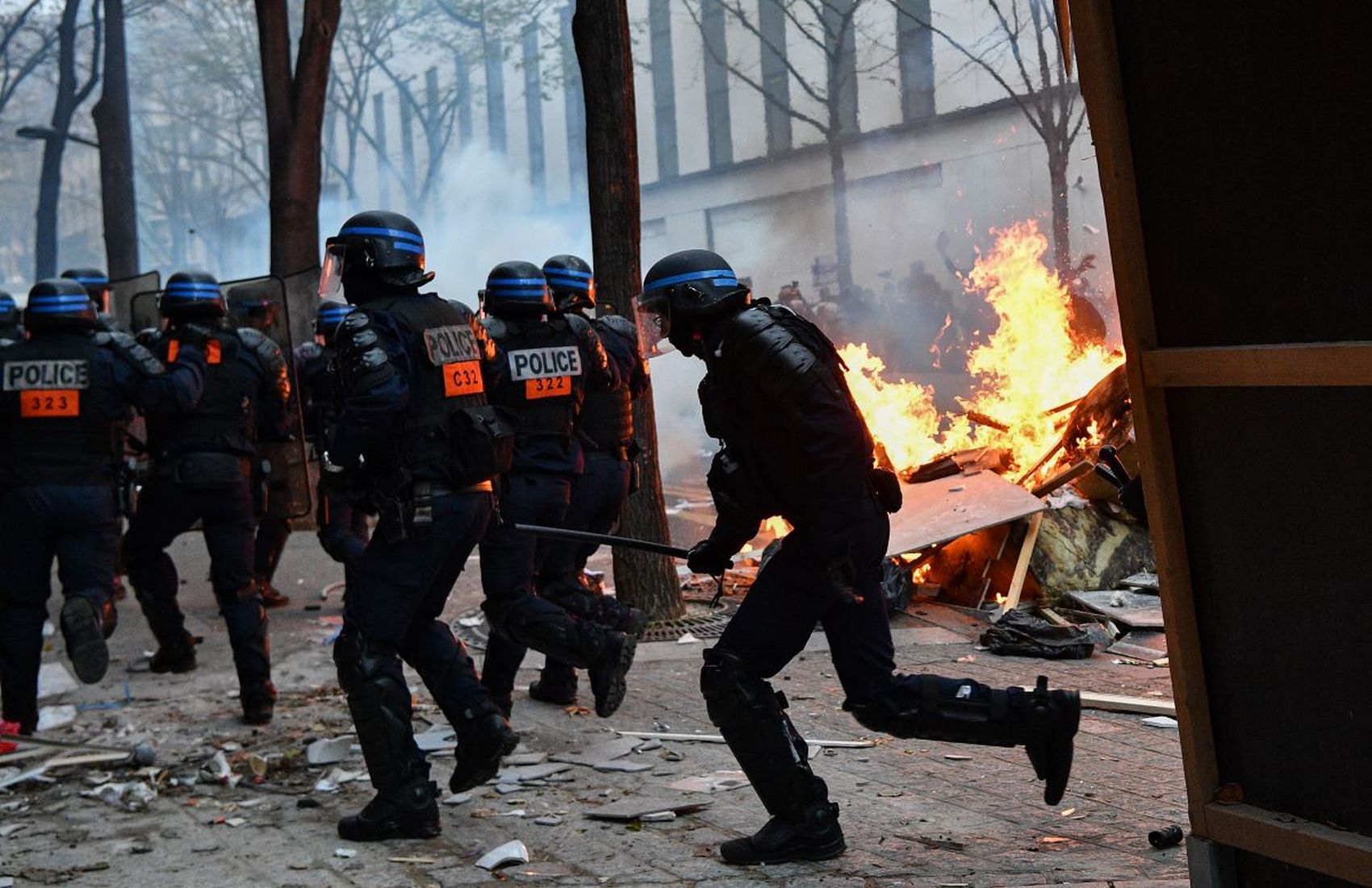 Пылающие машины, стычки с полицией, слезоточивый газ: в Париже возобновились протесты (видео)