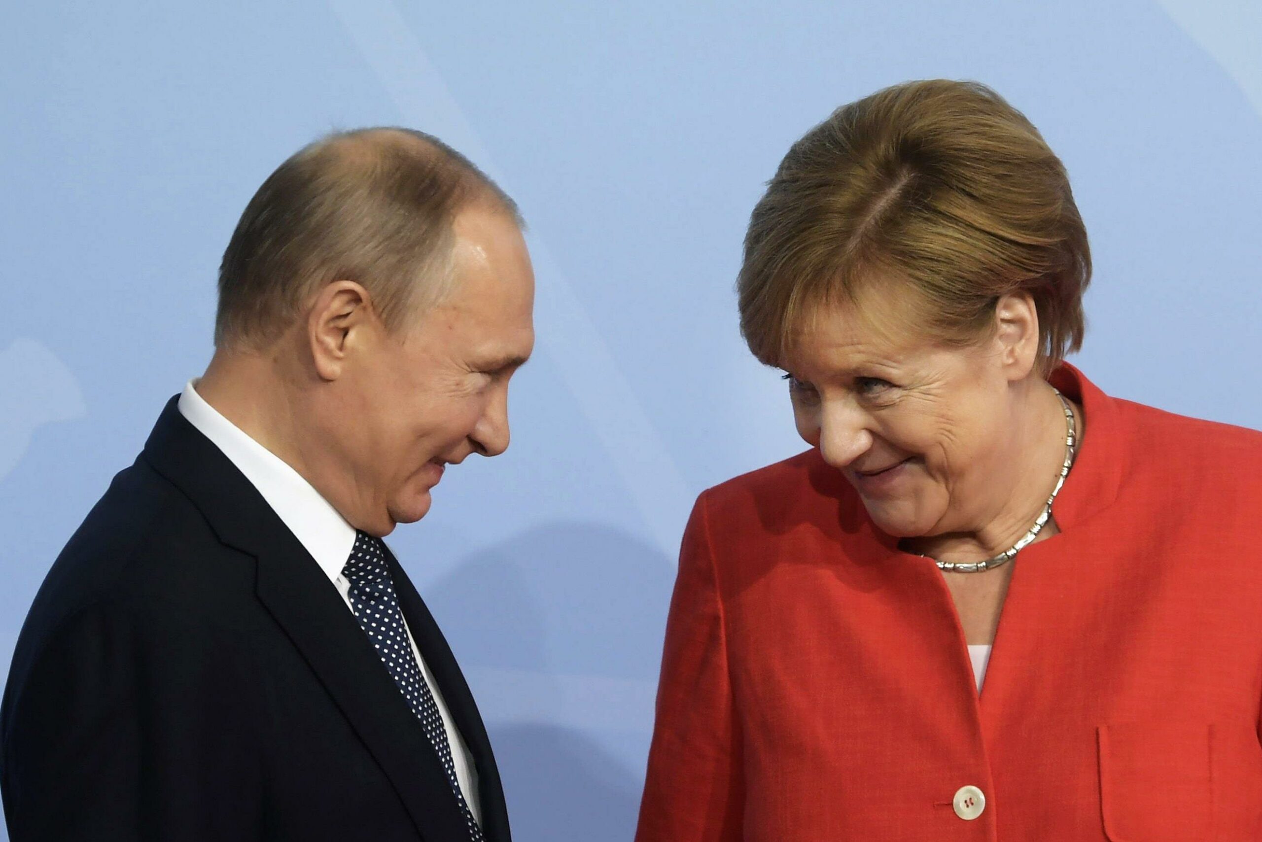 Путин и Меркель провели телефонный разговор, обсудив урегулирование конфликта на Донбассе