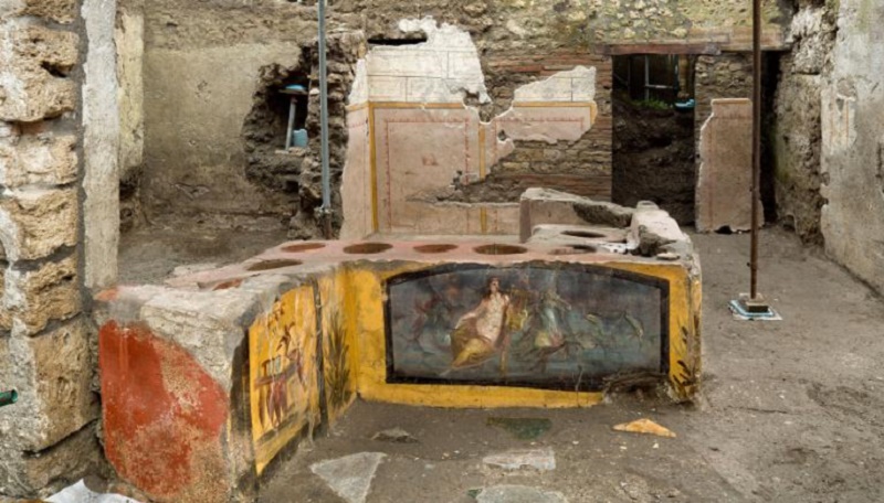 Археологи нашли в Помпеях торговую лавку с остатками пищи