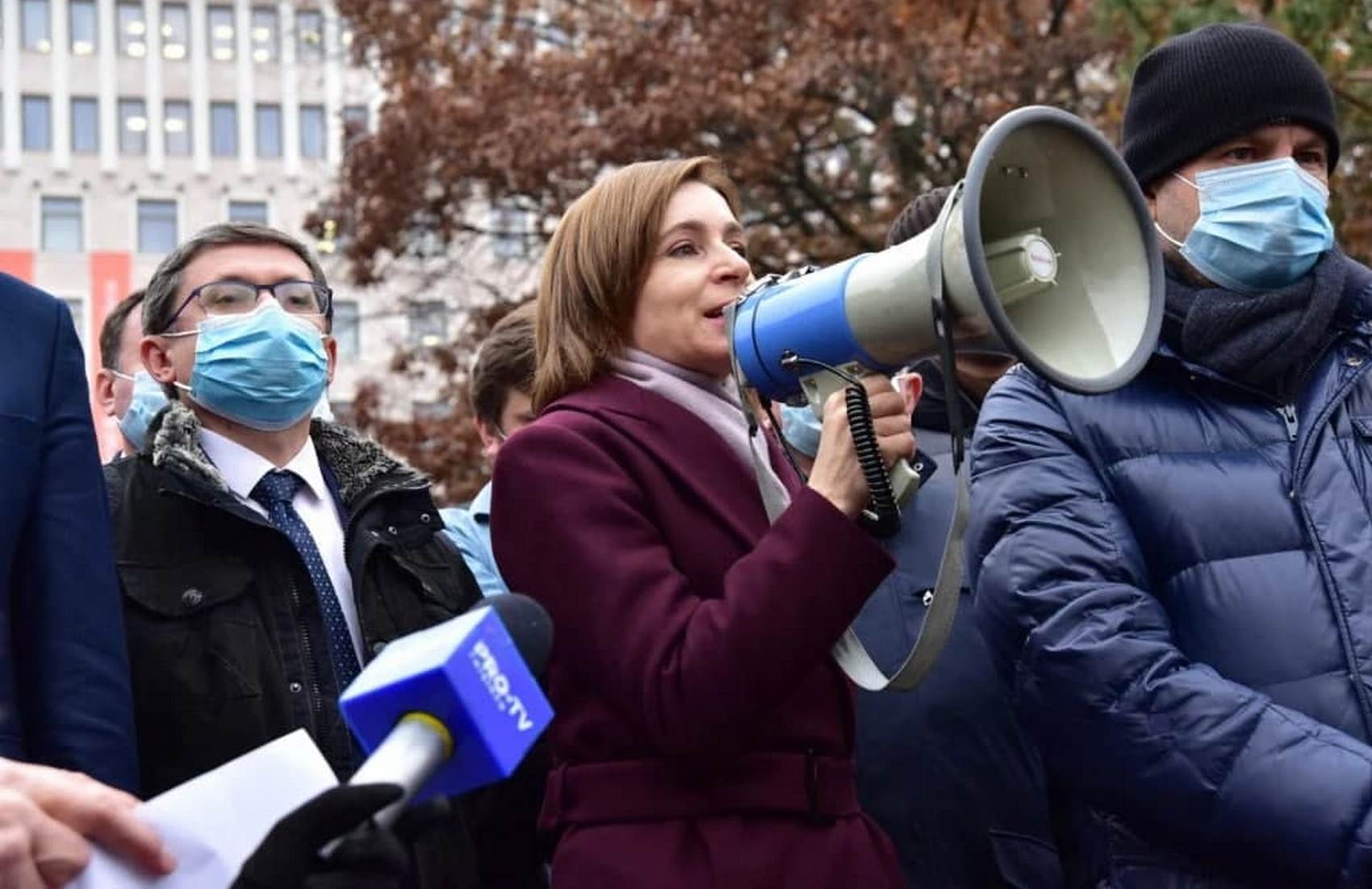 Санду призвала к протестам против молдавского парламента