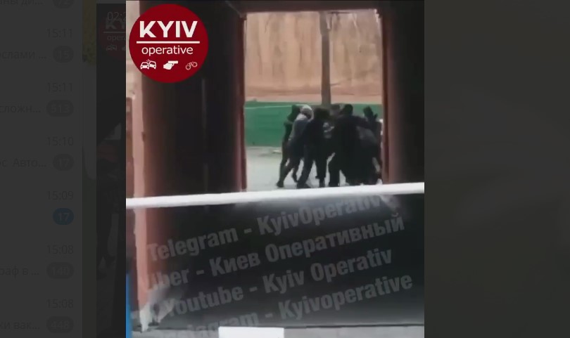 Возле «Укрбуда» неизвестные устроили драки со взрывами (видео)