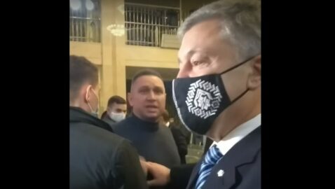 В Ровно Порошенко поругался с АТОшником, подозреваемым в госизмене