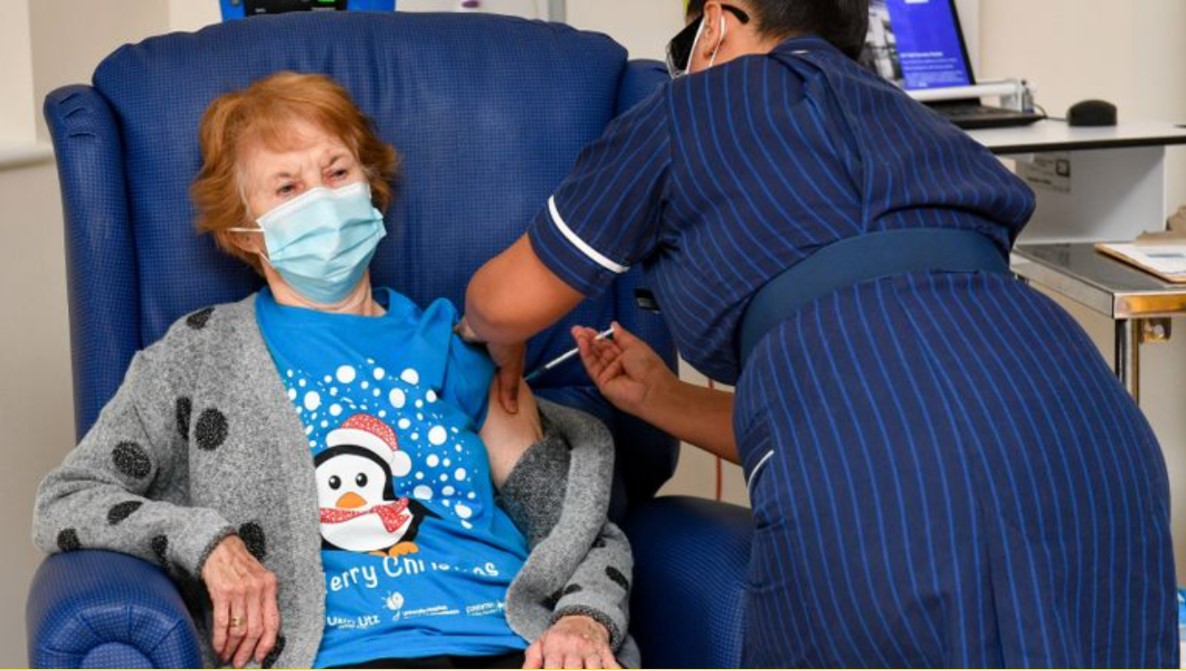 Британия начала массовую вакцинацию с прививки 90-летней женщины