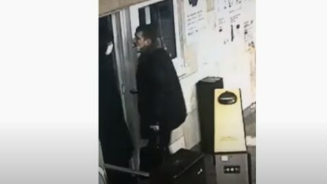 У метро Києва пасажир вдарив головою жінку-контролера (відео)