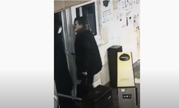 В метро Киева пассажир ударил головой женщину-контролера (видео)