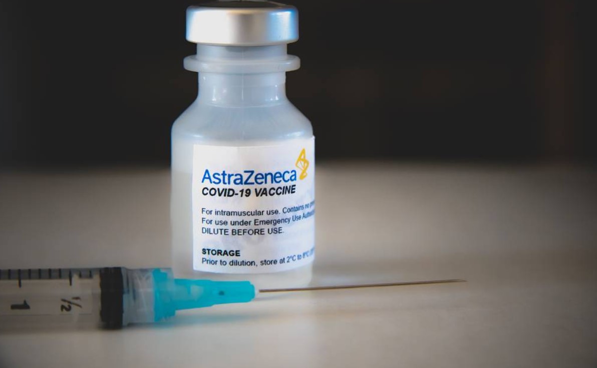 Первая страна в мире одобрила вакцину AstraZeneca