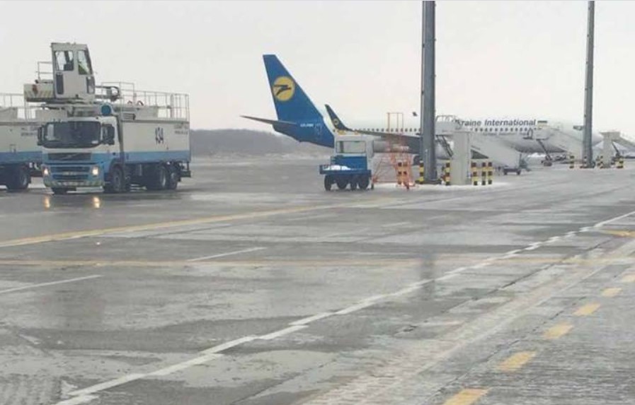 В аэропортах Киева самолеты не смогли приземлиться из-за гололеда - 1 - изображение