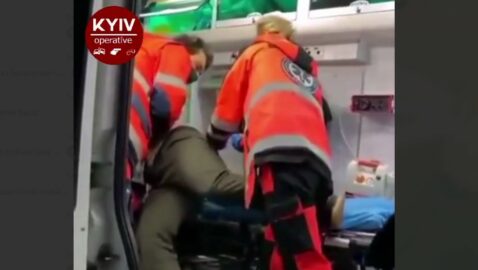 Відео: медик «вирубав» чоловіка ударом кулака, щоб зробити йому укол