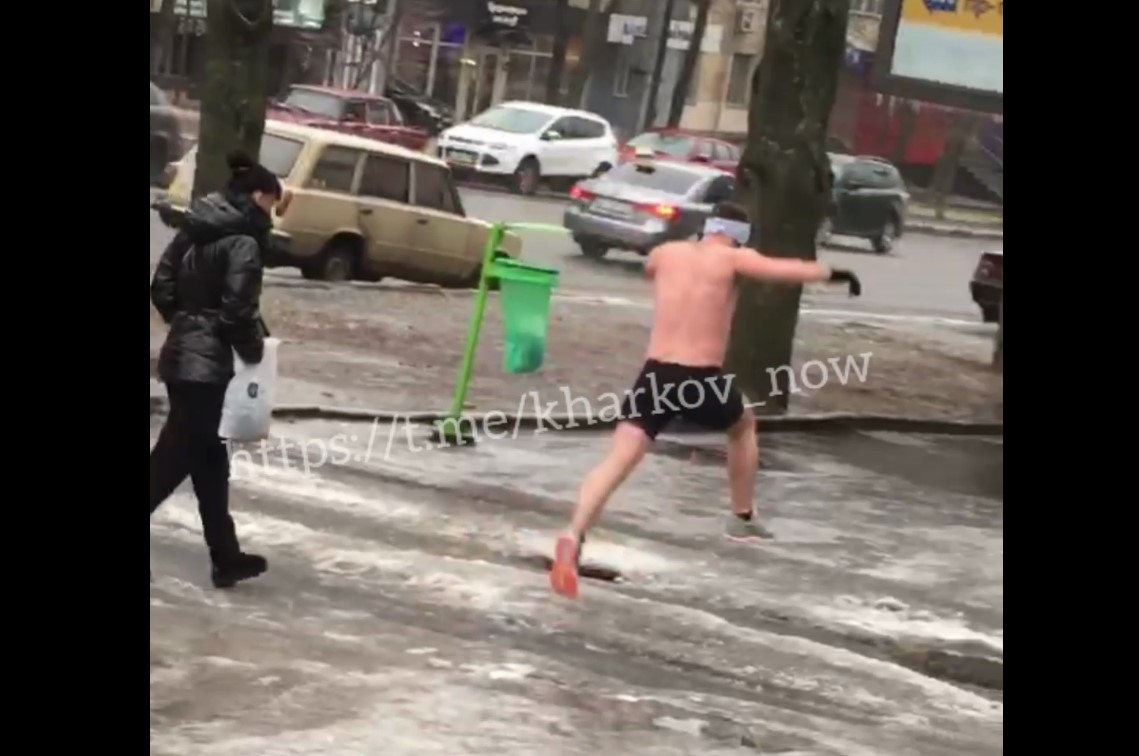 В Харькове мужчина в одних шортах бегал по гололеду (видео)