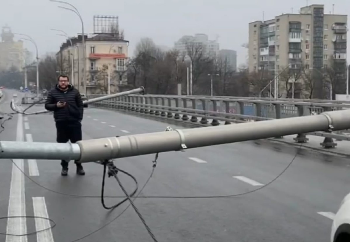 На Шулявском мосту упали столбы, едва не разбив авто
