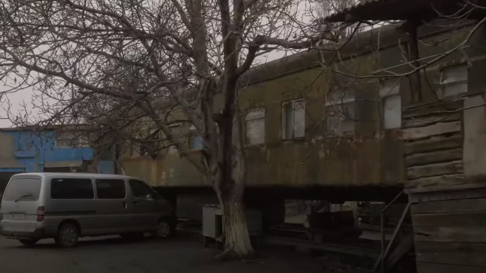Видео: сотрудникам Укрзализныци приходится жить в гнилых вагонах