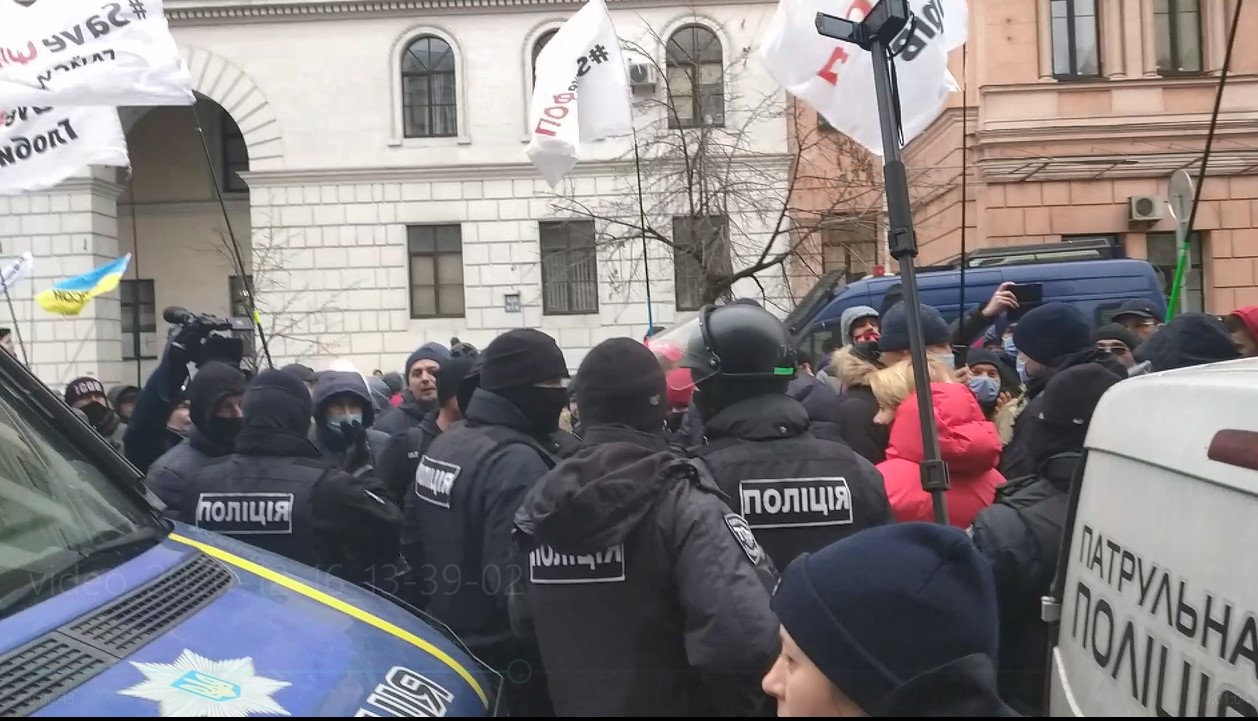 У Майдана полиция заблокировала проход митингующим