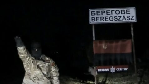 Неизвестный на фоне флага «Правого сектора» угрожал венграм Закарпатья (видео)