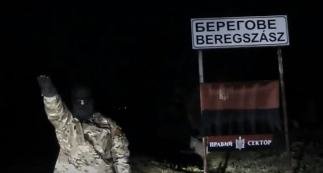 Невідомий на тлі прапора «Правого сектора» погрожував угорцям Закарпаття (відео)