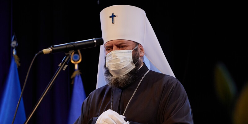 Епископ ПЦУ пришёл в Луцкий горсовет в норковой шубе