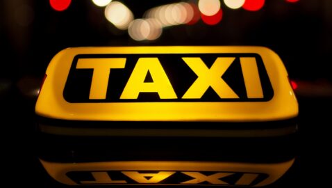 «Сидите молча»: в Харькове таксист высадил пассажирку из-за замечания о маске (видео)