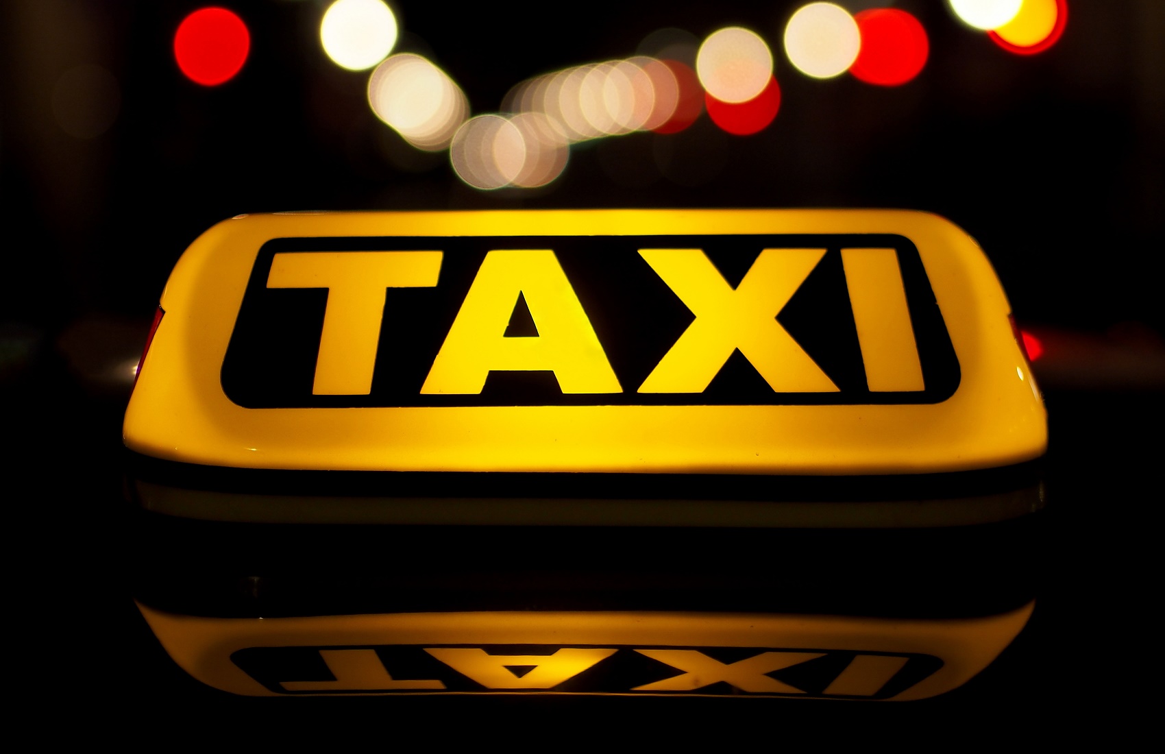 «Сидите молча»: в Харькове таксист высадил пассажирку из-за замечания о маске (видео)