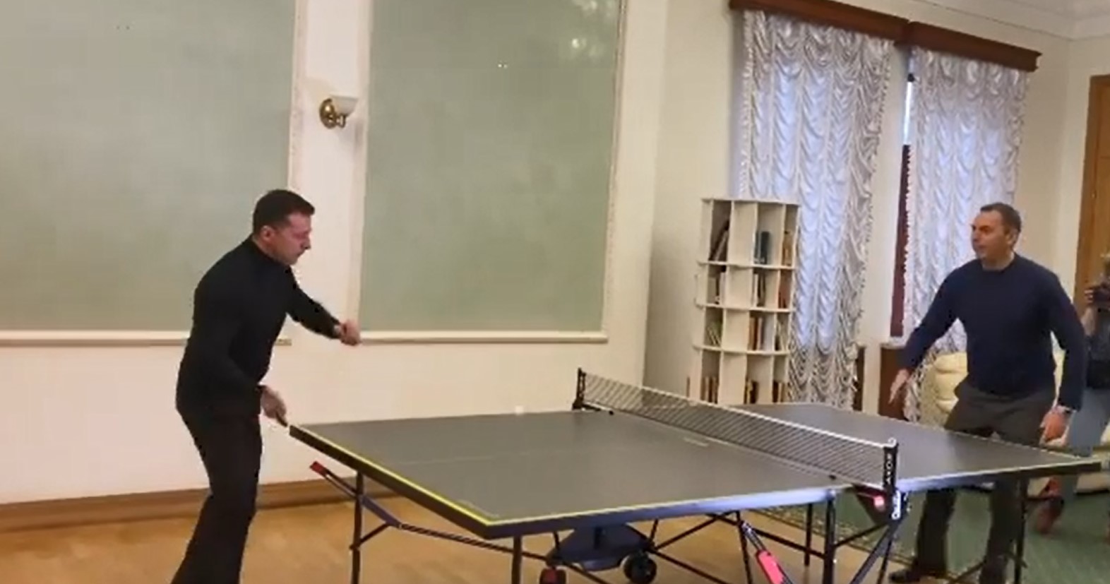 Мендель опубликовала видео игры Зеленского в настольный теннис