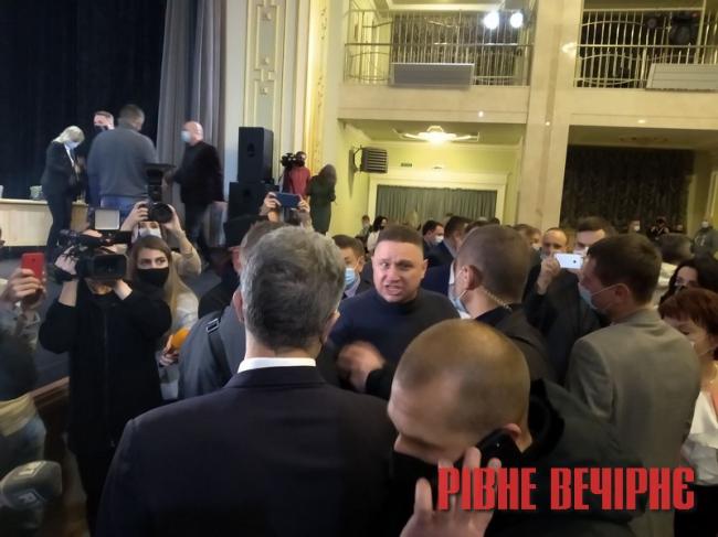 В Ровно Порошенко поругался с АТОшником, подозреваемым в госизмене - 1 - изображение