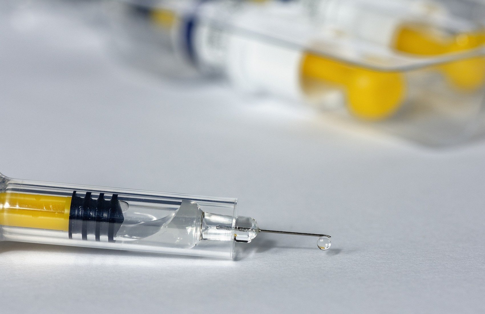 Украина получит меньше доз вакцин, чем планировал Минздрав — Bloomberg