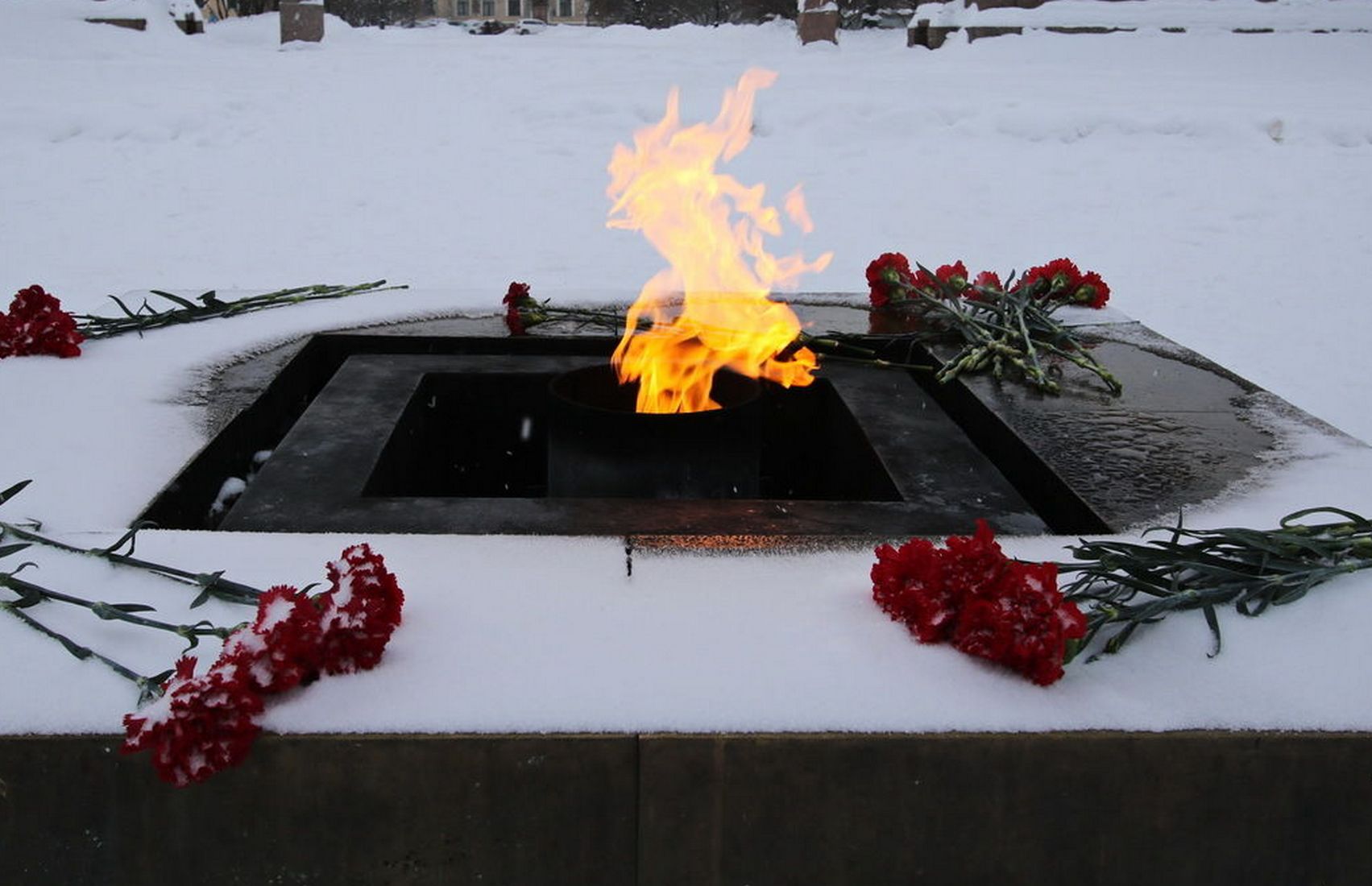 Дві школярки в Петербурзі загасили снігом Вічний вогонь
