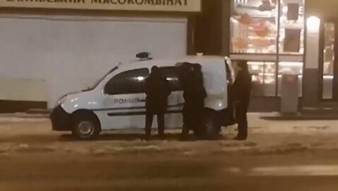 В Харькове полицейские пытались вскрыть свой автомобиль, в котором забыли ключи (видео)