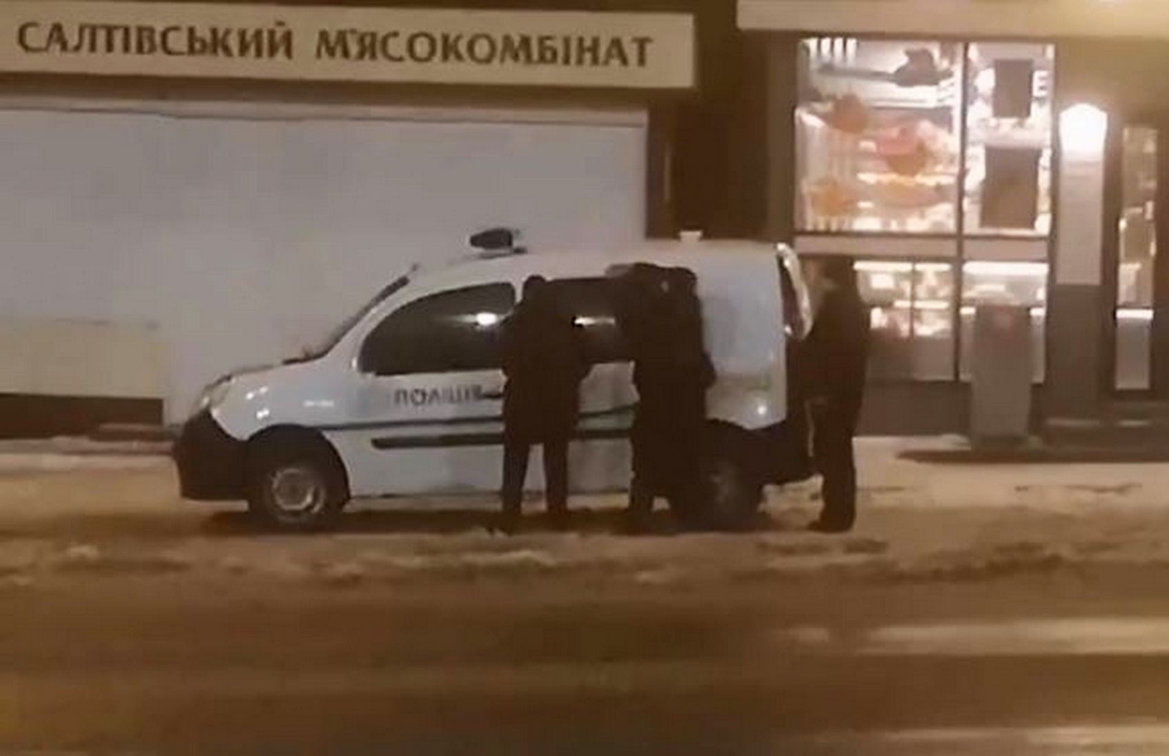 В Харькове полицейские пытались вскрыть свой автомобиль, в котором забыли ключи (видео)