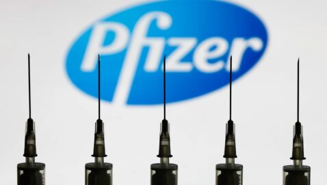 В Израиле у 13 человек парализовало лицо после прививок Pfizer